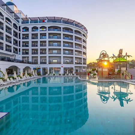 Moon Palace 5* Side